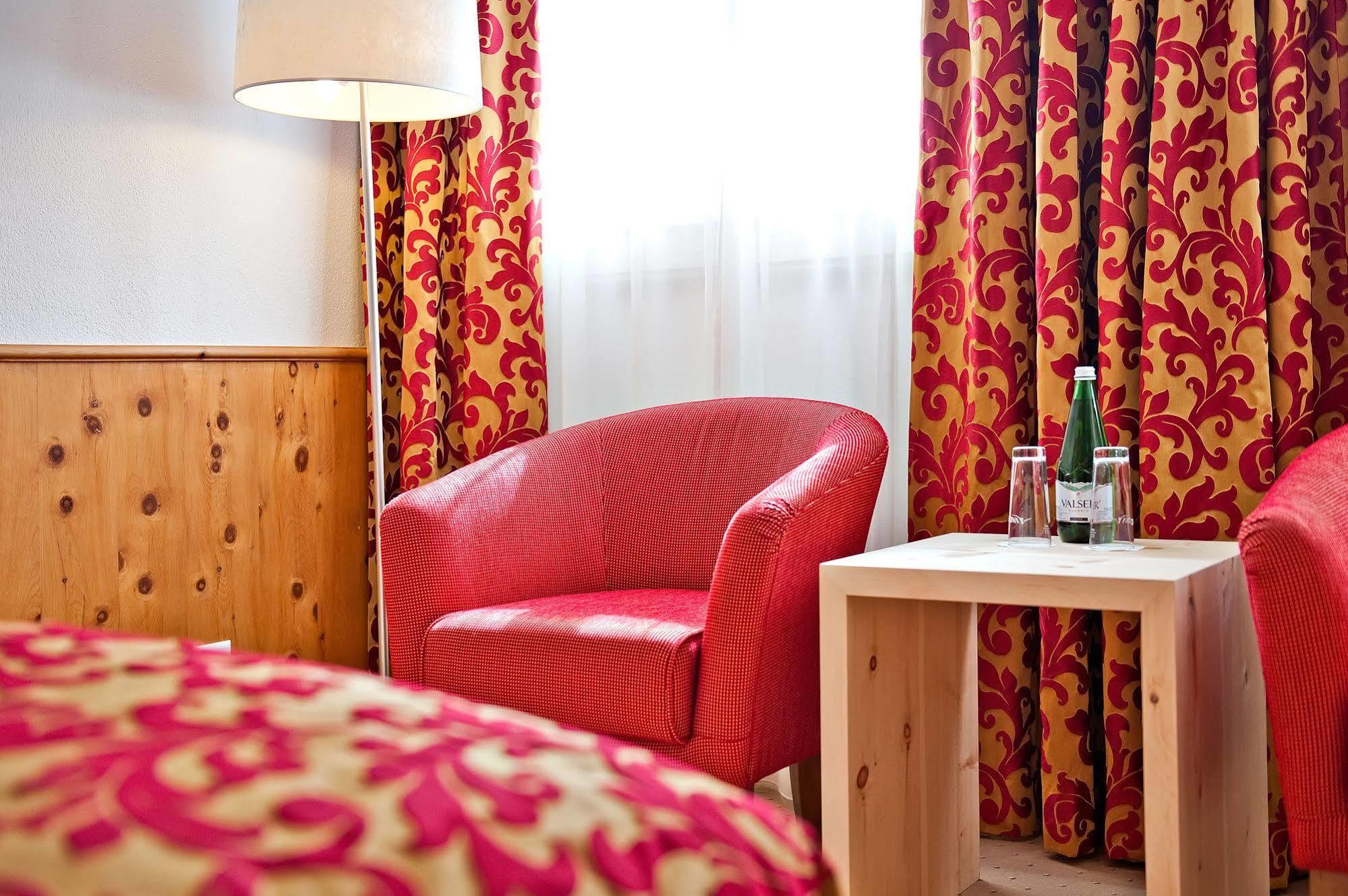 Hotel Engiadina Zuoz Bagian luar foto